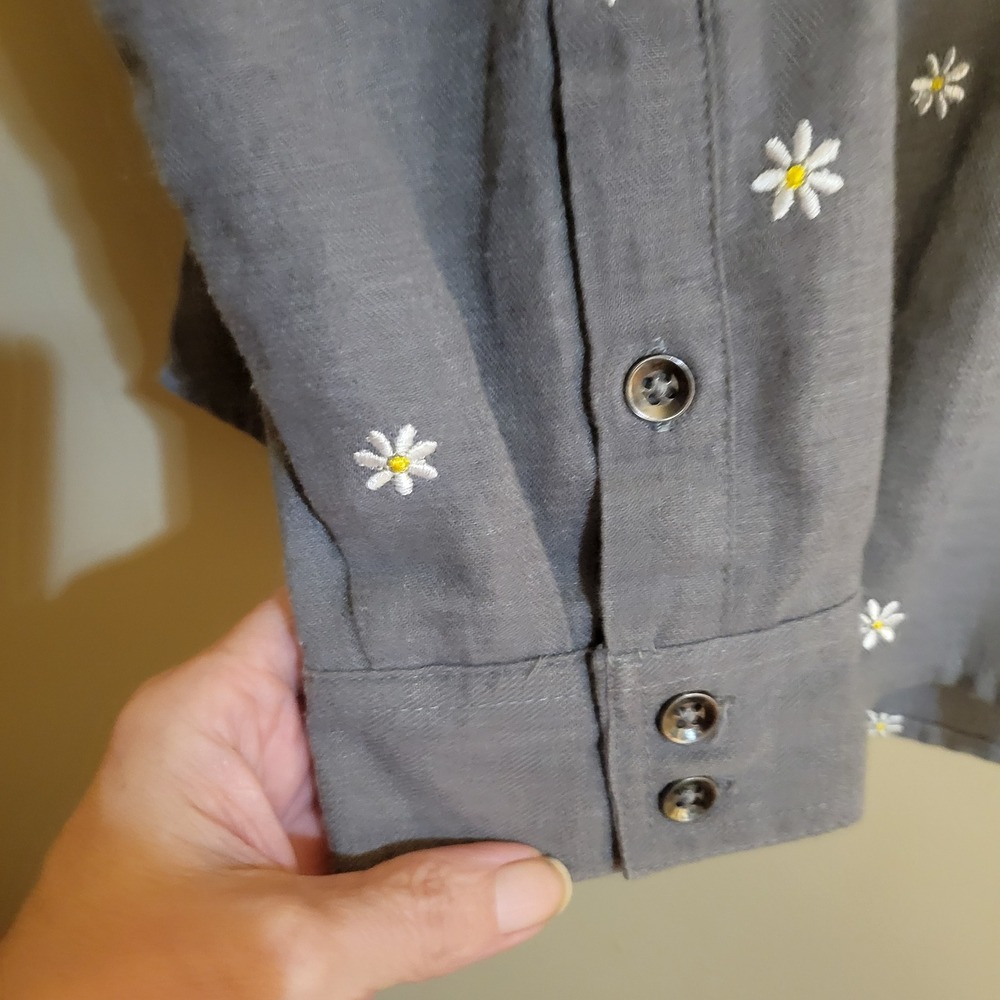Torrid Daisy Embroidered Button Down Shirt Women Size 10 00 Grey Floral Top - Picture 8 of 9